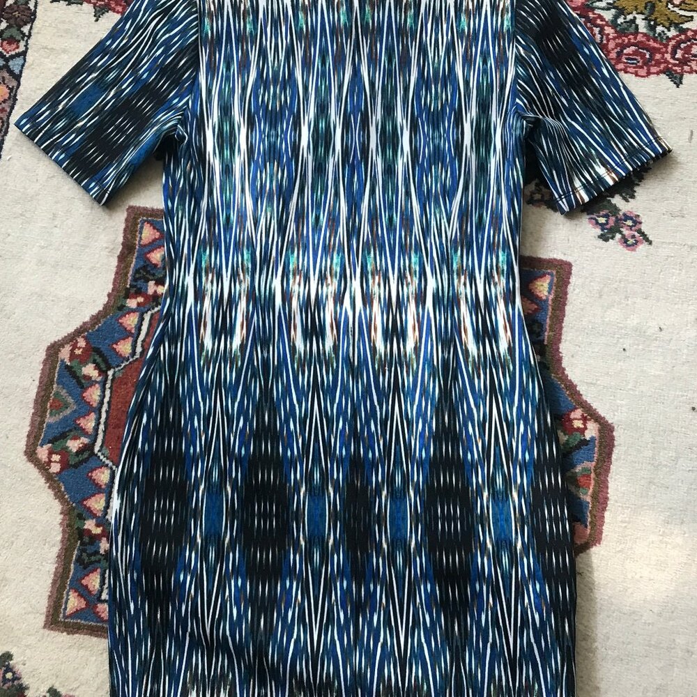 Forever 21 short multicolor  dress size medium short  NWT back zipper